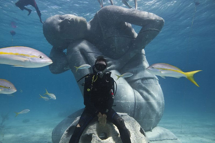 Statua sott’acqua di una donna che sostiene l’oceano Ocean-atlas-atlante-bahamas-scultura-statua-immersa-jason-decaires-1