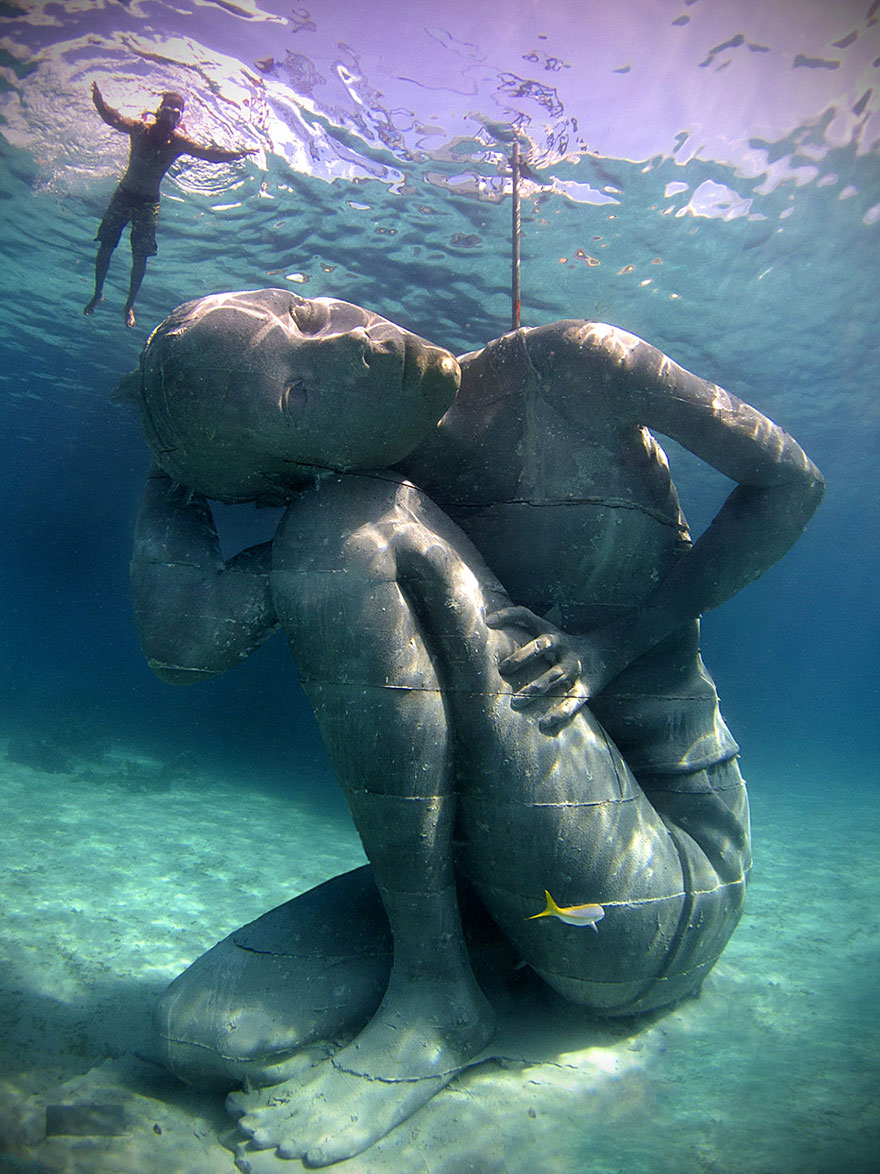 Statua sott’acqua di una donna che sostiene l’oceano Ocean-atlas-atlante-bahamas-scultura-statua-immersa-jason-decaires-2