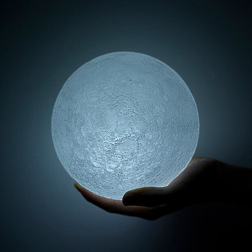 Una lampada a LED che è un'esatta copia della Luna