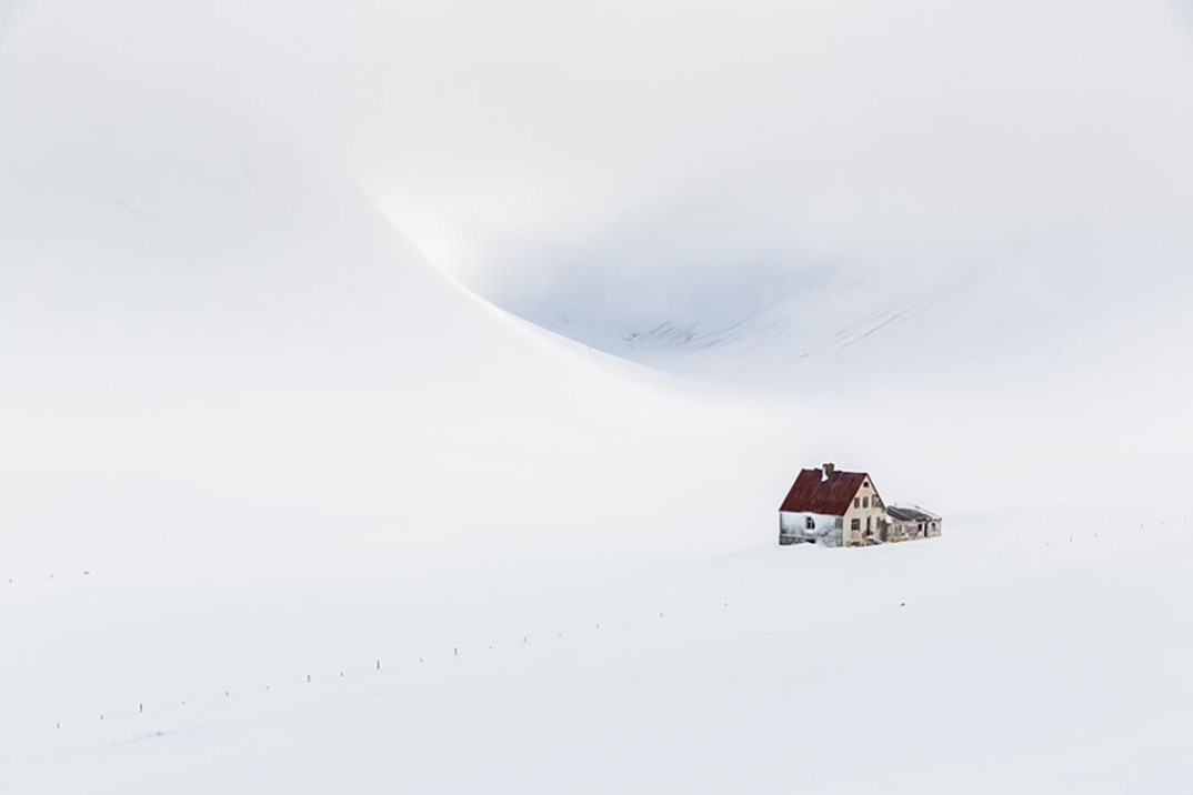 Case Solitarie Nel Mezzo Di Maestosi Paesaggi Invernali