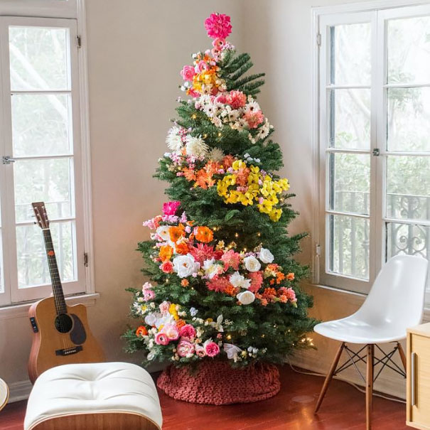 Idee Albero Di Natale.La Moda Di Decorare L Albero Di Natale Con I Fiori Keblog