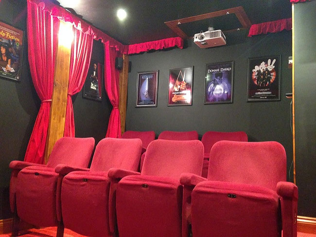 mini-cinema-casetta-legno-ashley-yeates-03