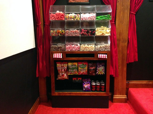 mini-cinema-casetta-legno-ashley-yeates-04