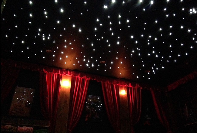 mini-cinema-casetta-legno-ashley-yeates-07
