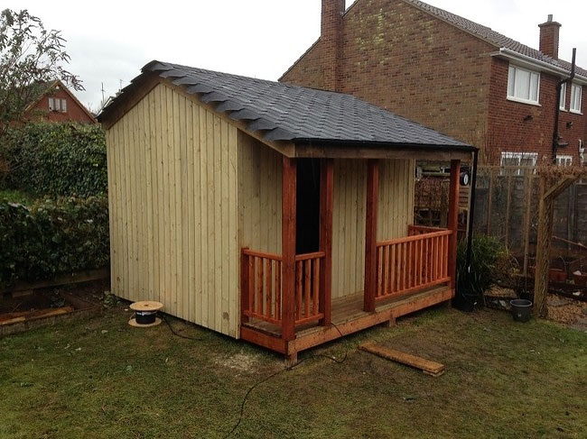 mini-cinema-casetta-legno-ashley-yeates-12