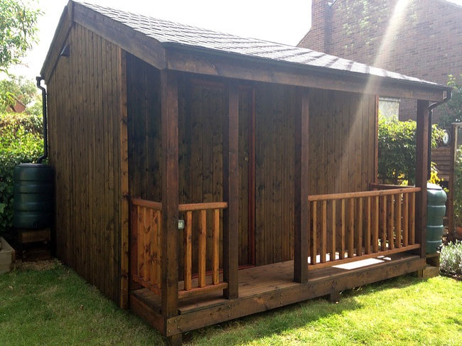 mini-cinema-casetta-legno-ashley-yeates-13