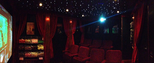 mini-cinema-casetta-legno-ashley-yeates-15