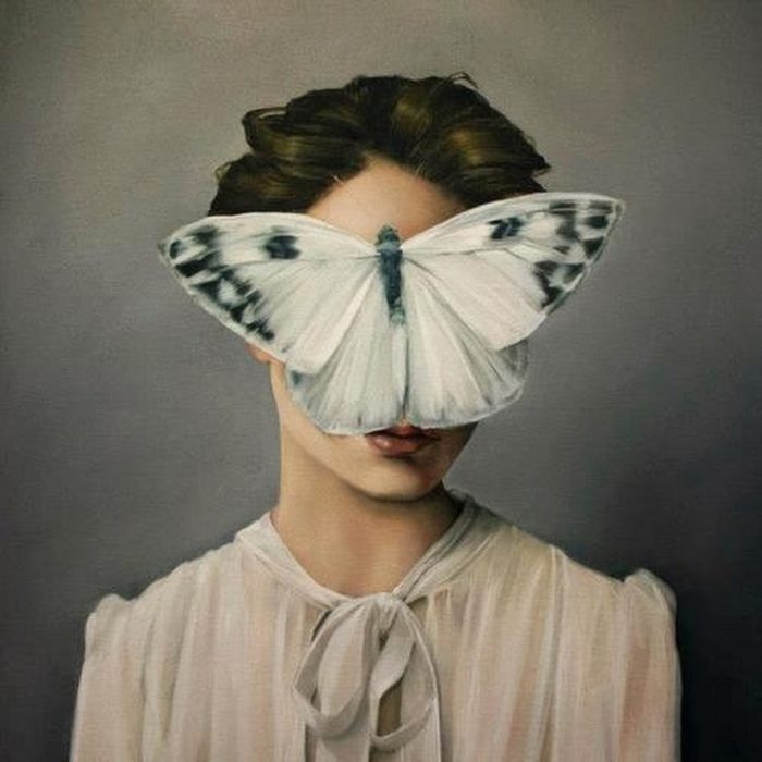 Misteriosi e surreali dipinti di donne senza volto sopraffatte dalla natura