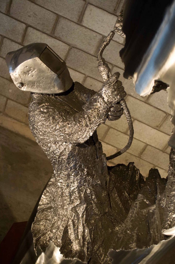 Варю без маски. Дэвид Мадеро художественная сварка. Дэвид Мадеро скульптуры. Фигуры из металла сварка. Скульптура сварщика из металла.