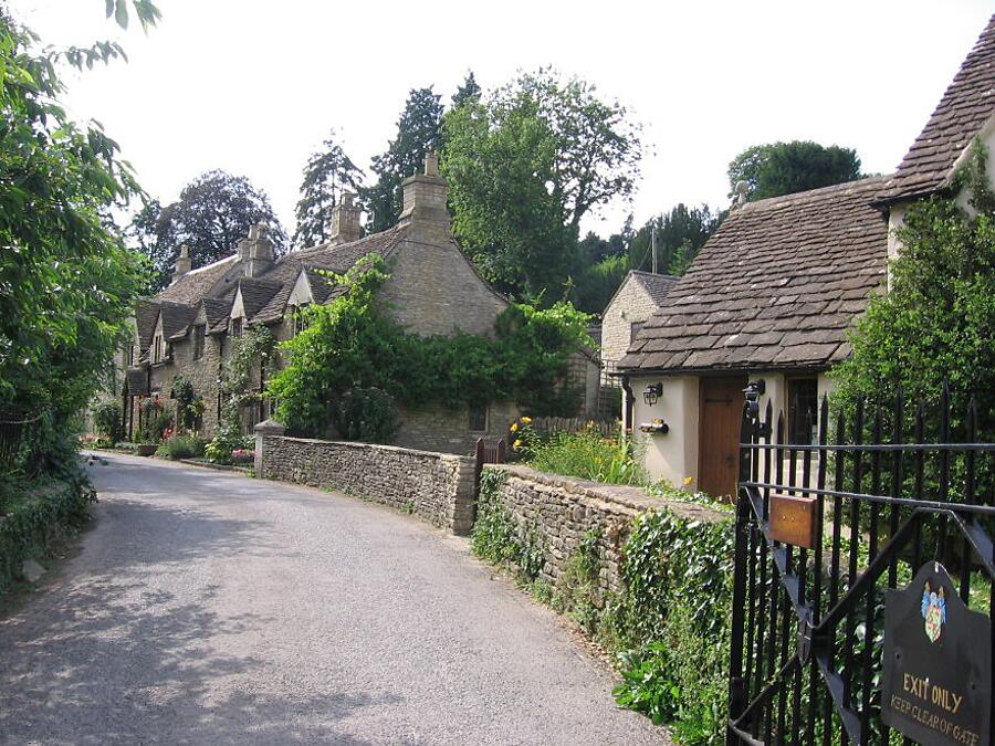 Village tale. Оксвордшир деревня ттомби. Оксфордшир. Самые красивые деревни Британии. Маленькие города Оксфордшира.