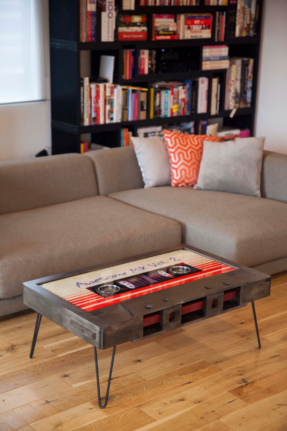 Un tavolino da salotto a forma di gigantesca musicassetta keblog
