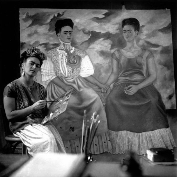 Foto Frida Kahlo mentre dipinge Foto Frida Kahlo mentre dipinge