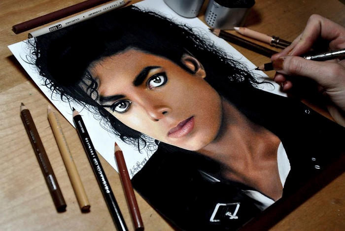 Artista disegna ritratti realistici che sembrano fotografie usando matite colorate Artista disegna ritratti realistici che sembrano fotografie usando matite colorate