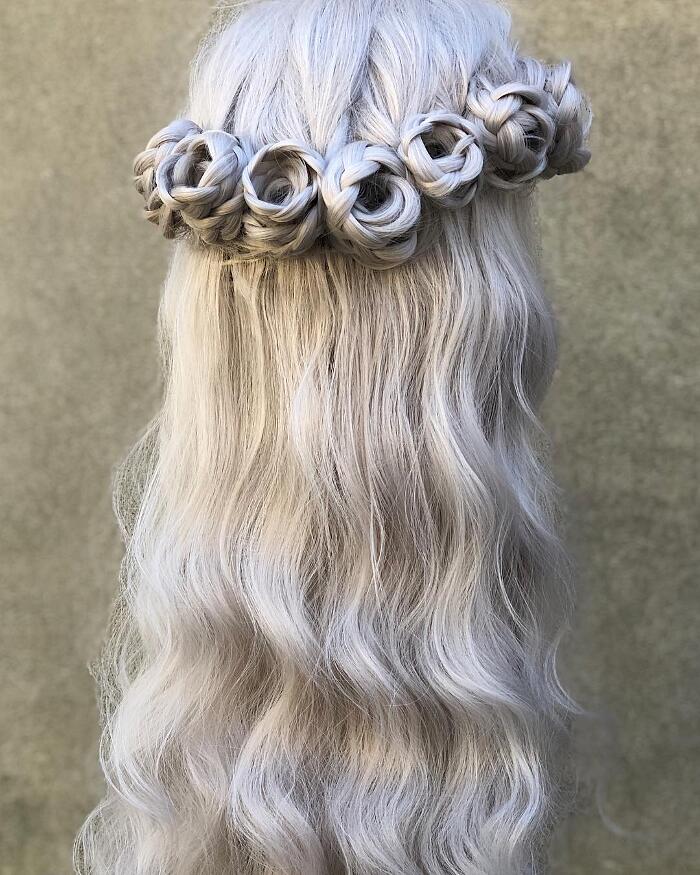 Rose che sbocciano dai capelli: le acconciature floreali di Alison Valsamis