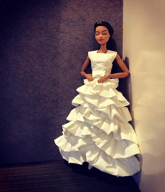 Uomo crea abiti da sposa per le Barbie usando carta igienica e il risultato  vi sorprenderà