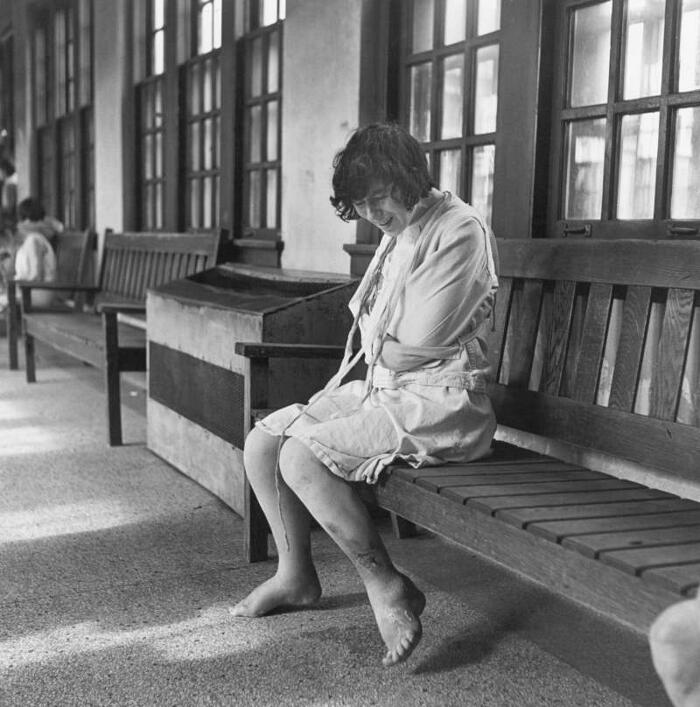 Foto Inquietanti Scattate All interno Di Manicomi Nei Decenni Passati foto-inquietanti-scattate-all-interno-di-manicomi-nei-decenni-passati