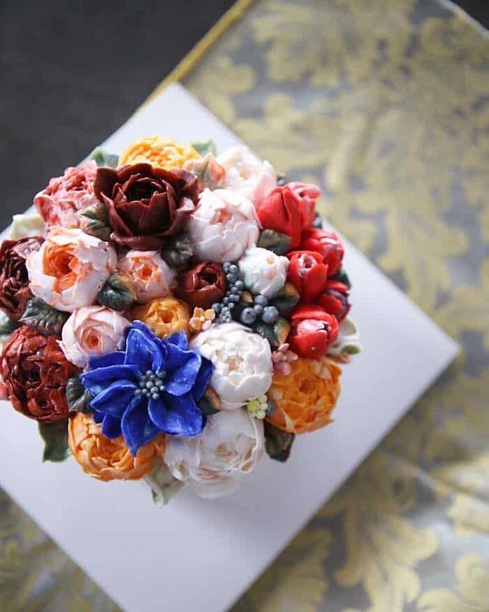 Fiori Realistici In Crema Di Burro Trasformano Semplici Torte In Piccole Opere D Arte