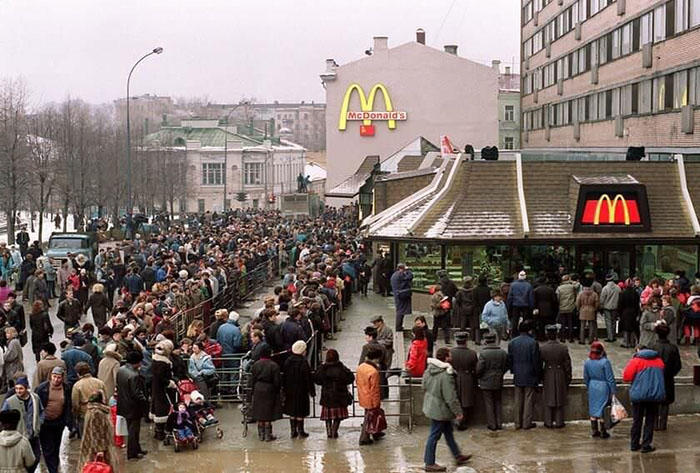 Nel 1990 inaugura il primo McDonald's di Mosca, 27 foto documentano tutta la follia dell'evento