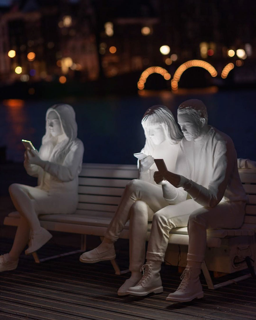 Amsterdam Light Festival scultura di persone che guardano lo smartphone