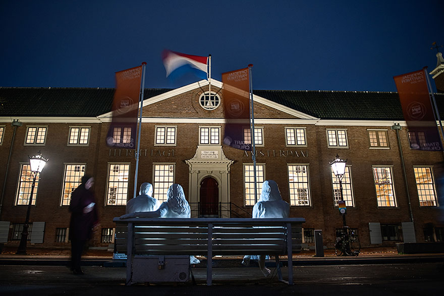 Amsterdam Light Festival scultura di persone che guardano lo smartphone