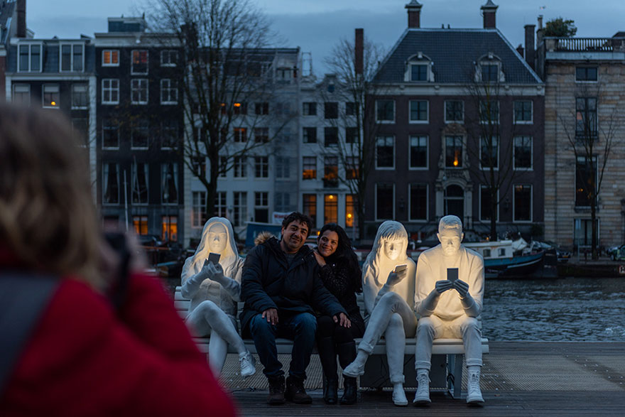 Amsterdam Light Festival scultura di persone che guardano lo smartphone
