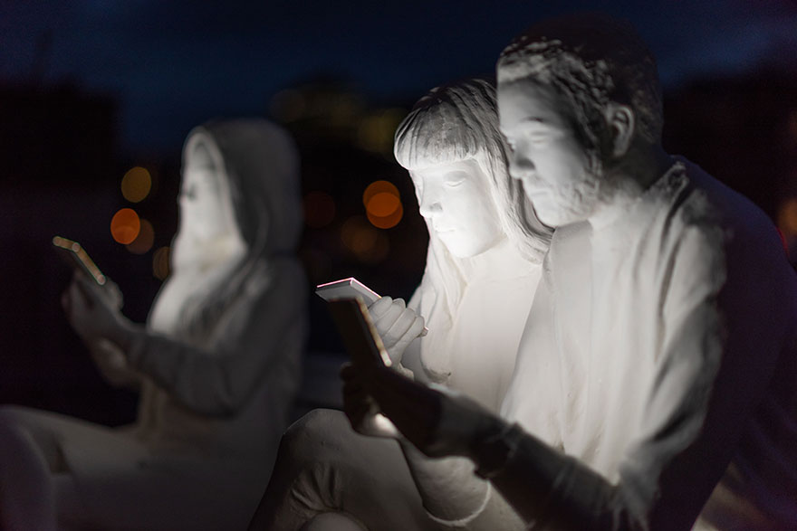 Amsterdam Light Festival scultura di persone che guardano lo smartphone