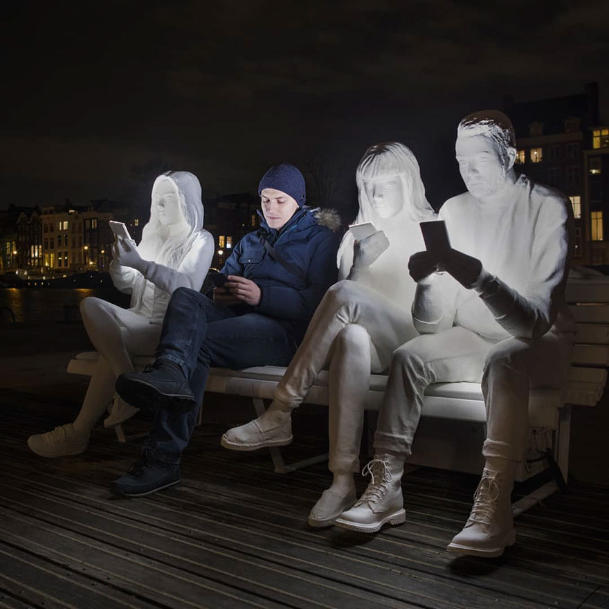 Amsterdam Light Festival scultura di persone che guardano lo smartphone