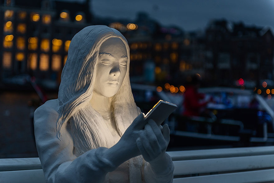 Amsterdam Light Festival scultura di persone che guardano lo smartphone