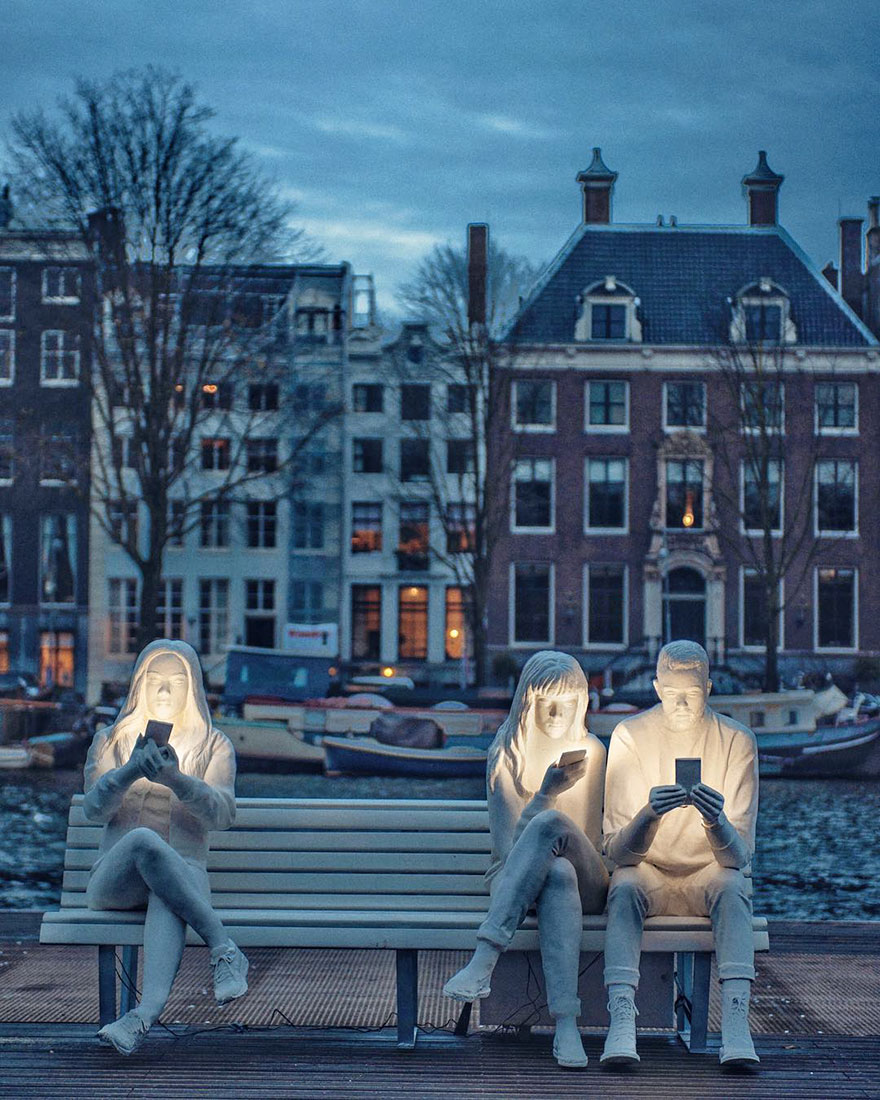 Amsterdam Light Festival scultura di persone che guardano lo smartphone