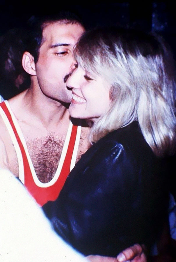 25 foto di Freddie Mercury con il primo e unico vero amore della sua vita,  Mary Austin