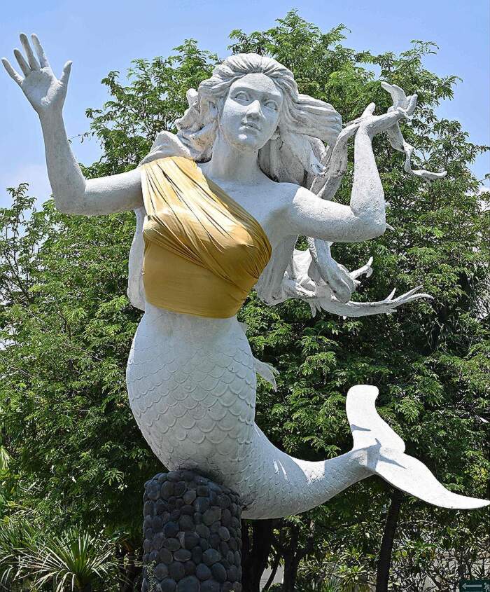 Parco Tematico Copre I Seni Delle Sue Statue Di Sirene Per Salvare I Valori Della Famiglia
