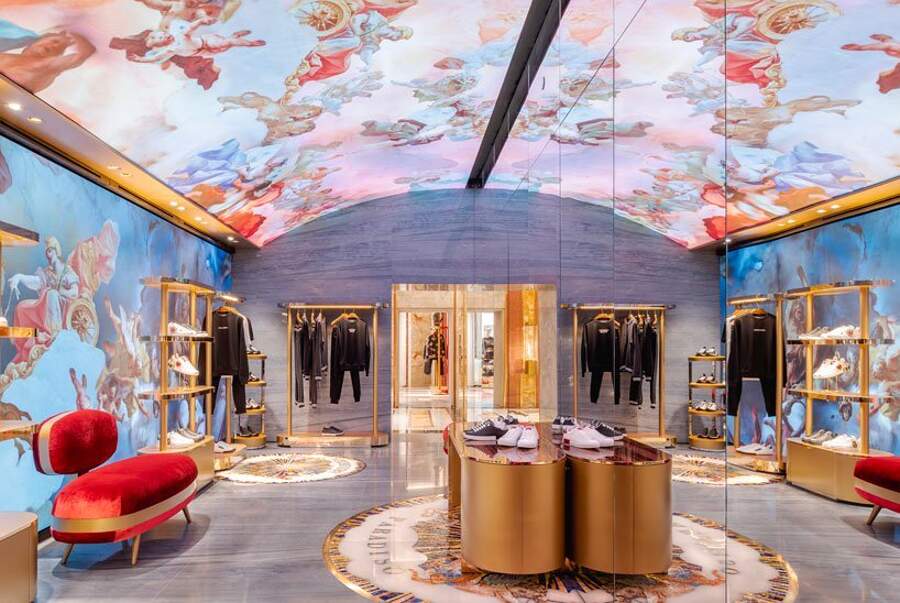 L ultimo negozio Dolce Gabbana a Roma e coperto da incredibili affreschi digitali