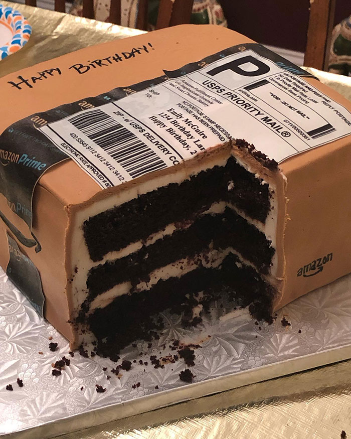I'm hungry simple fiction La moglie ama comprare su Amazon così le regala una torta di compleanno a forma di I'm hungry simple fiction La moglie ama comprare su Amazon così le regala una torta di compleanno a forma di