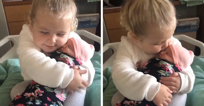 Bambina di 3 anni tiene in braccio la sorellina neonata per la prima volta, ed è amore Bambina di 3 anni tiene in braccio la sorellina neonata per la prima volta, ed è amore