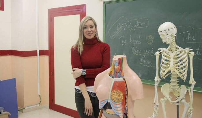 Maestra insegna il corpo umano con un realistico costume 3D e diventa virale