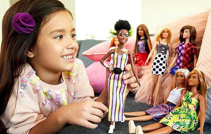 Le nuove Barbie hanno vitiligine protesi sedie a rotelle
