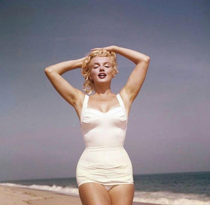 17 foto affascinanti di Marilyn Monroe sulla spiaggia nel 1957