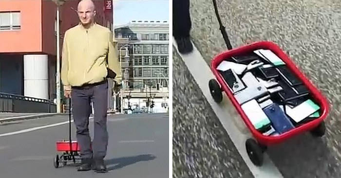 Artista crea un ingorgo su Google Maps camminando in strada con 99 smartphone Artista crea un ingorgo su Google Maps camminando in strada con 99 smartphone