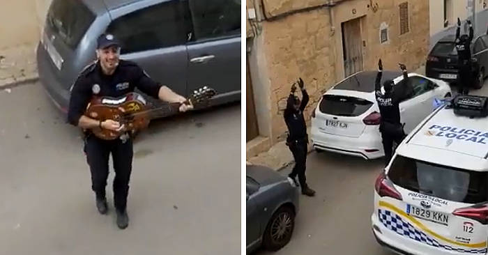 La polizia spagnola canta e balla in strada per sollevare il morale dei residenti in quarantena La polizia spagnola canta e balla in strada per sollevare il morale dei residenti in quarantena
