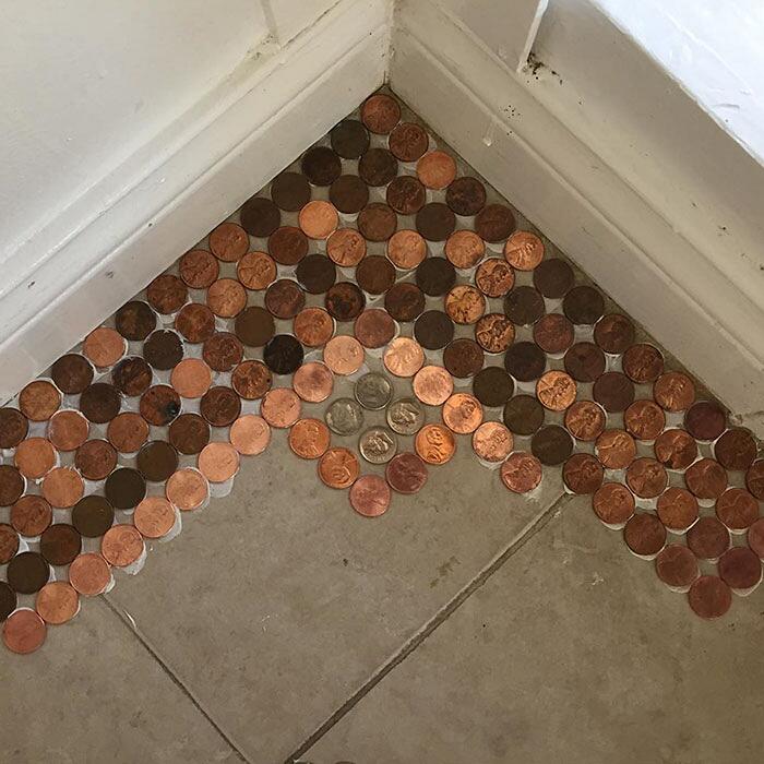 Donna crea pavimento a mosaico usando 7.500 penny