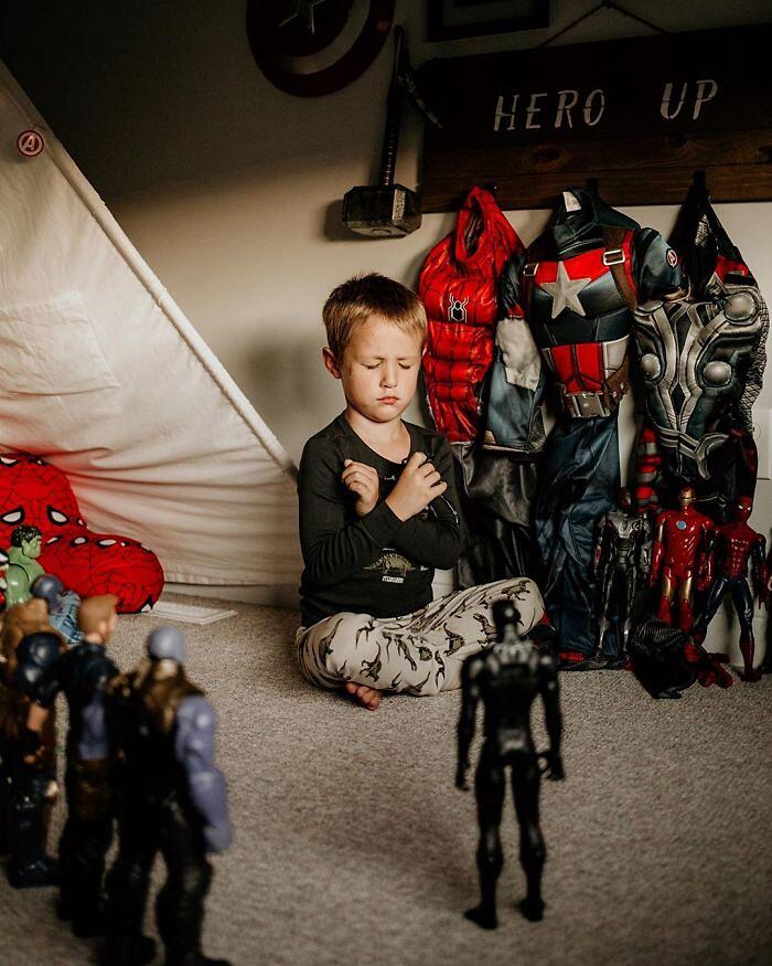 Bambini da tutto il mondo rendono omaggio a Chadwick Boseman con gli action figure Bambini da tutto il mondo rendono omaggio a Chadwick Boseman con gli action figure