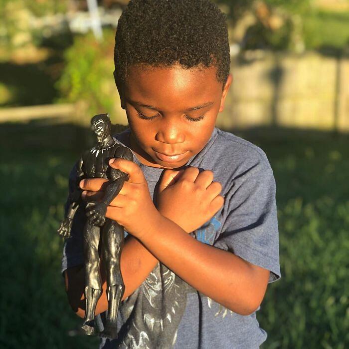 Bambini da tutto il mondo rendono omaggio a Chadwick Boseman con gli action figure Bambini da tutto il mondo rendono omaggio a Chadwick Boseman con gli action figure