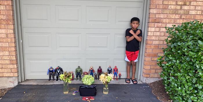 Bambini da tutto il mondo rendono omaggio a Chadwick Boseman con gli action figure Bambini da tutto il mondo rendono omaggio a Chadwick Boseman con gli action figure