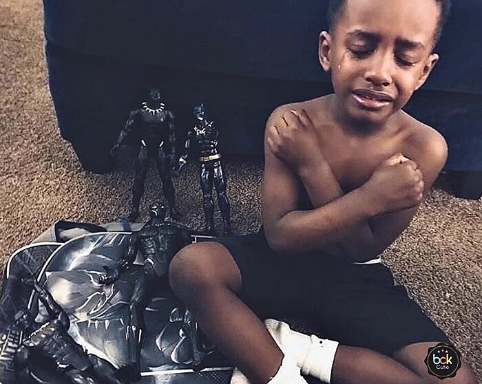 Bambini da tutto il mondo rendono omaggio a Chadwick Boseman con gli action figure Bambini da tutto il mondo rendono omaggio a Chadwick Boseman con gli action figure