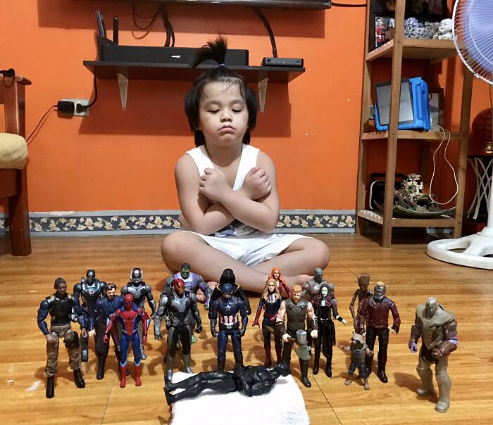 Bambini da tutto il mondo rendono omaggio a Chadwick Boseman con gli action figure Bambini da tutto il mondo rendono omaggio a Chadwick Boseman con gli action figure