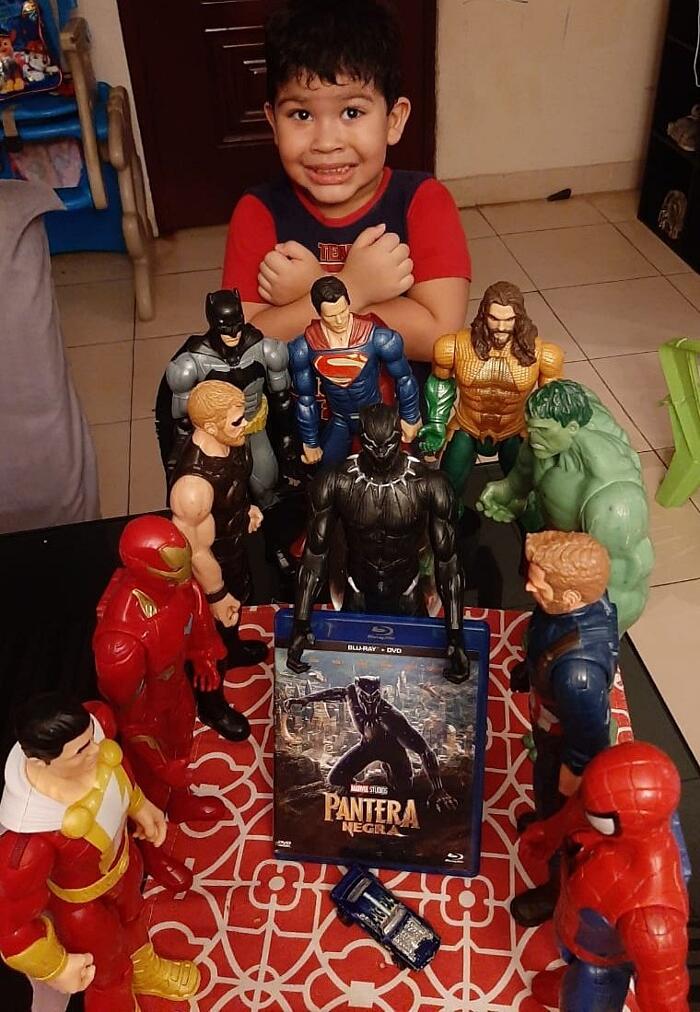 Bambini da tutto il mondo rendono omaggio a Chadwick Boseman con gli action figure Bambini da tutto il mondo rendono omaggio a Chadwick Boseman con gli action figure