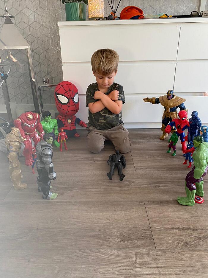 Bambini da tutto il mondo rendono omaggio a Chadwick Boseman con gli action figure Bambini da tutto il mondo rendono omaggio a Chadwick Boseman con gli action figure