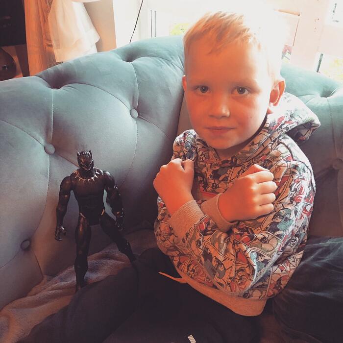 Bambini da tutto il mondo rendono omaggio a Chadwick Boseman con gli action figure Bambini da tutto il mondo rendono omaggio a Chadwick Boseman con gli action figure