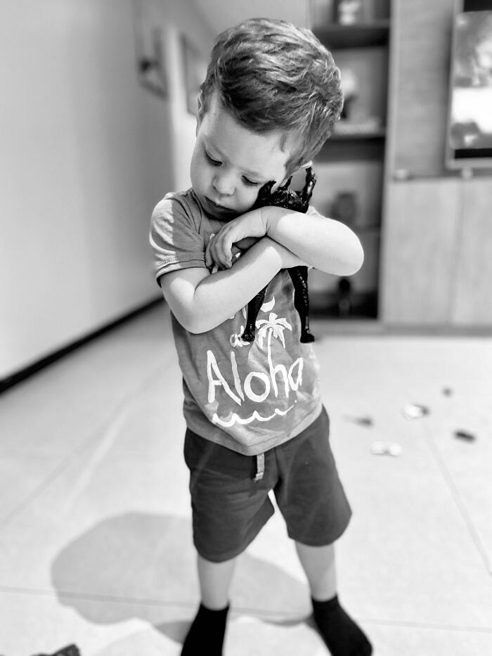 Bambini da tutto il mondo rendono omaggio a Chadwick Boseman con gli action figure Bambini da tutto il mondo rendono omaggio a Chadwick Boseman con gli action figure
