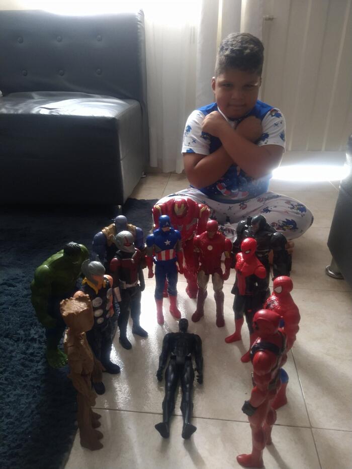 Bambini da tutto il mondo rendono omaggio a Chadwick Boseman con gli action figure Bambini da tutto il mondo rendono omaggio a Chadwick Boseman con gli action figure
